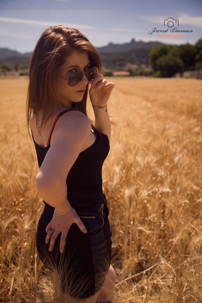 Shooting photo  dans les champs de  bl  avec Alicia Aix 