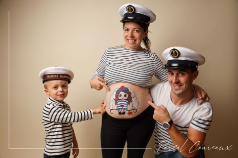 New pregnancy body painting for Elodie accompanied by her little family