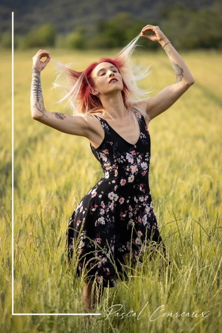 img 0046rs photographe pro shooting femme champs ble provence aix en provence
