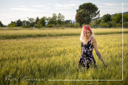 img 0059rs photographe pro shooting femme champs ble provence aix en provence