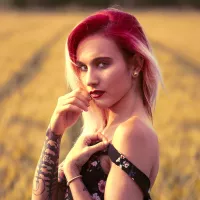 img 0068rs web carree photographe pro shooting femme coquelicots provence aix en provence
