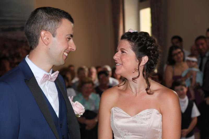 Reportage Photos de mariage : les mari&eacute;s dans la mairie