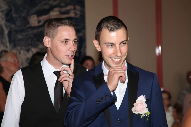 Reportage Photos de mariage : les mari&eacute;s dans la mairie