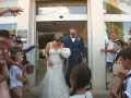Reportage Photos de mariage : sortie des mariés de la mairie de Peypin