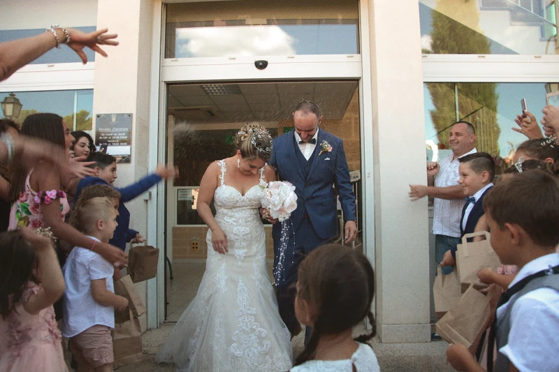 Reportage Photos de mariage : sortie des mari&eacute;s de la mairie de Peypin