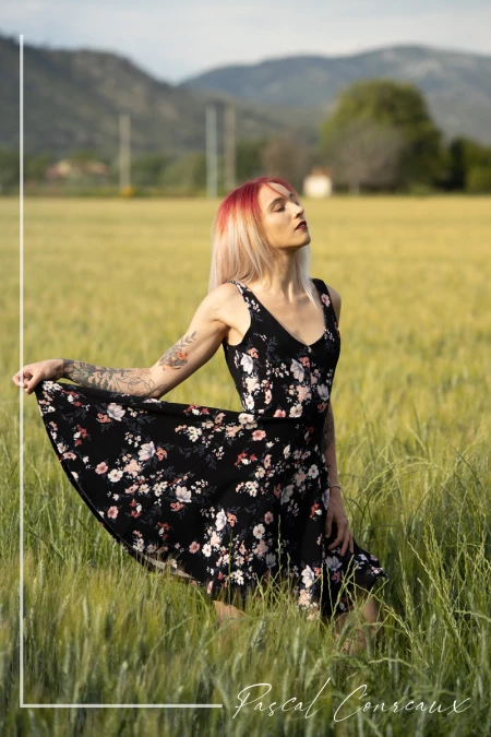 img 0005rs photographe pro shooting femme champs ble provence aix en provence