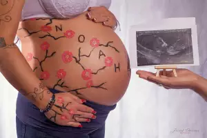 Photographe Grossesse en studio photo pour femme enceinte &agrave; Marseille