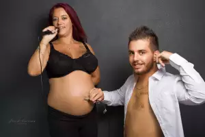 Photographe Grossesse en studio photo pour femme enceinte &agrave; Marseille