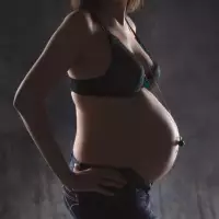 Photographe Grossesse en studio photo pour femme enceinte &agrave; Marseille