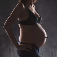 Photographe Grossesse en studio photo pour femme enceinte à Marseille