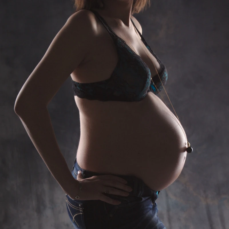 Photographe Grossesse en studio photo pour femme enceinte &agrave; Marseille
