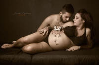 Photographe Grossesse en studio photo pour femme enceinte à Marseille