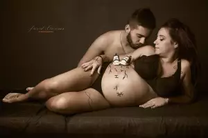 Photographe Grossesse en studio photo pour femme enceinte &agrave; Marseille