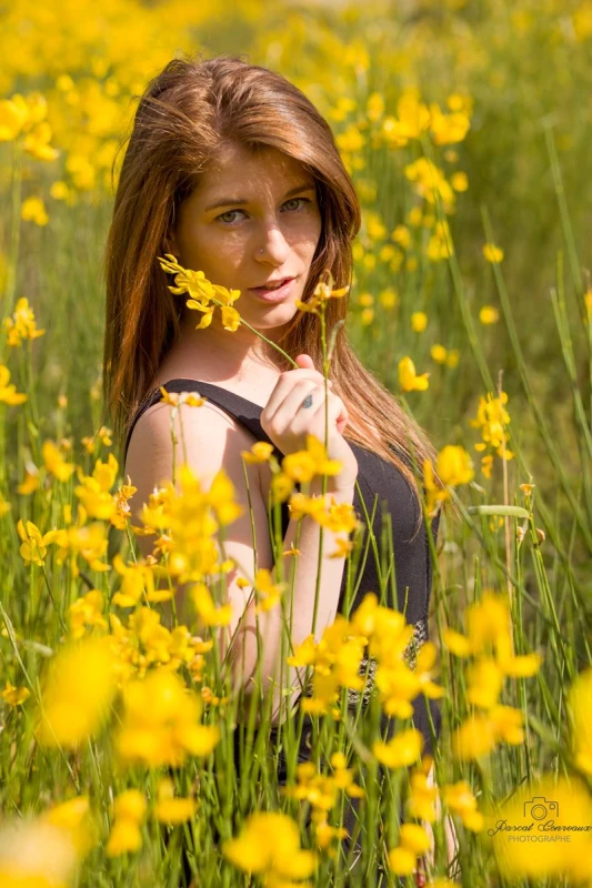 Photographe Shooting Femme champs de fleurs &agrave; Aix en Provence Bouches du Rh&ocirc;ne 13