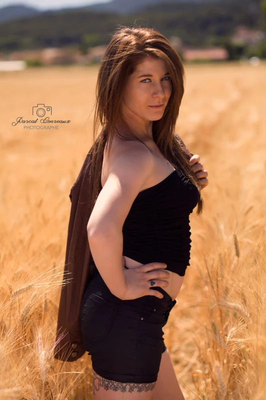 Photographe Shooting Femme champs de bl&eacute; &agrave; Aix en Provence Bouches du Rh&ocirc;ne 13