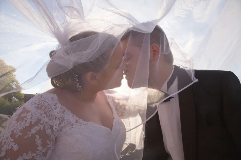 Photographe de mariage - s&eacute;ance photos couple vers le Moulin de l'Arc &agrave; Rousset