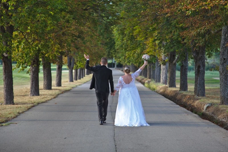 Photographe de mariage - s&eacute;ance photos couple vers le Moulin de l'Arc &agrave; Rousset