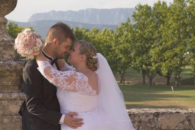Photographe de mariage - s&eacute;ance photos couple vers le Moulin de l'Arc &agrave; Rousset