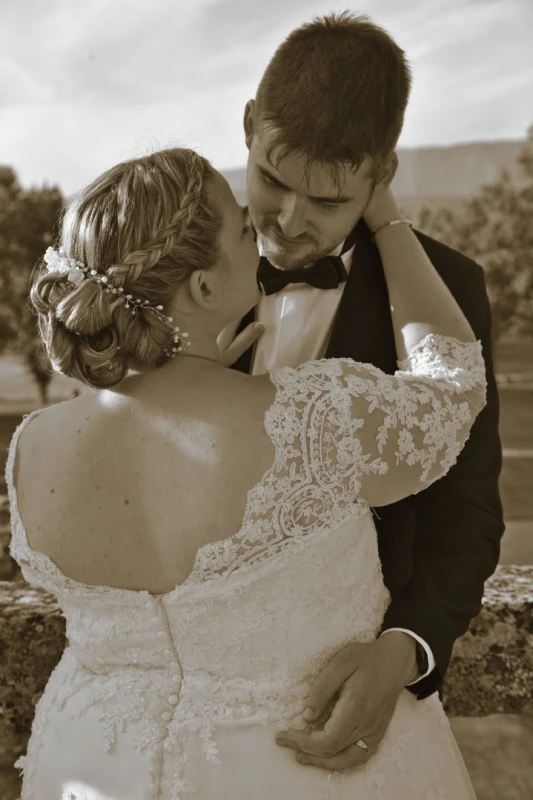 Photographe de mariage - s&eacute;ance photos couple vers le Moulin de l'Arc &agrave; Rousset