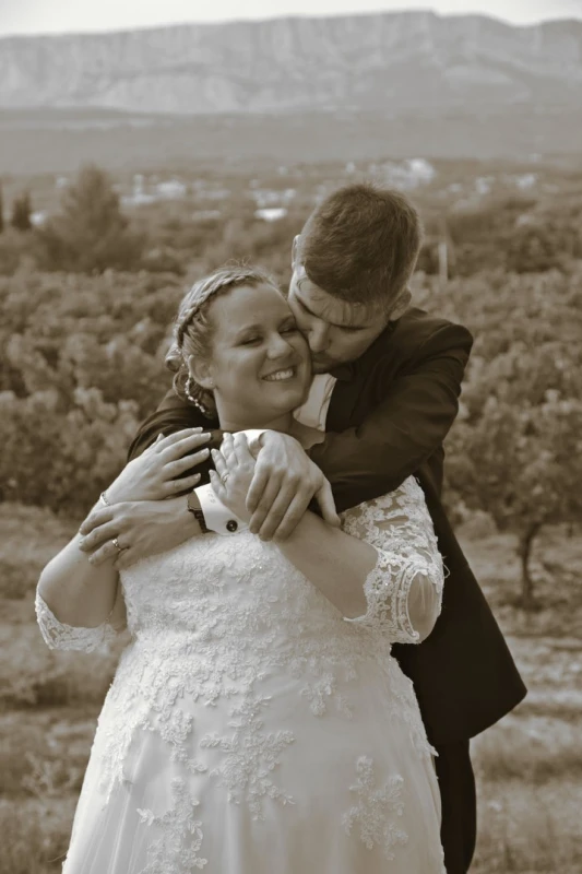 Photographe de mariage - s&eacute;ance photos couple vers le Moulin de l'Arc &agrave; Rousset