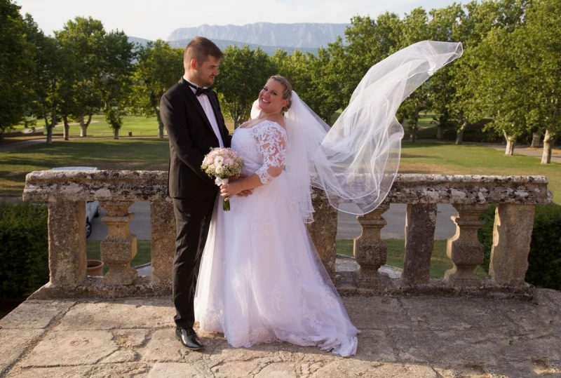 Photographe de mariage - s&eacute;ance photos couple vers le Moulin de l'Arc &agrave; Rousset