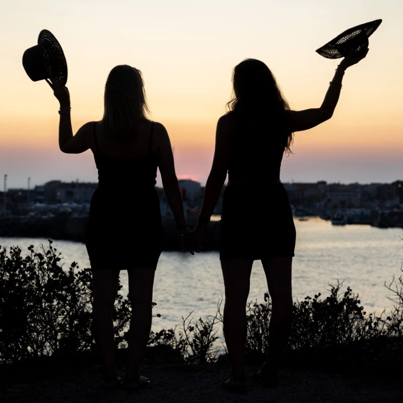 Photographe portrait duo soeurs &agrave; carro dans les Bouches du Rh&ocirc;ne