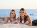 Photographe portrait duo soeurs &agrave; carro dans les Bouches du Rh&ocirc;ne