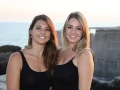 Photographe portrait duo soeurs &agrave; carro dans les Bouches du Rh&ocirc;ne