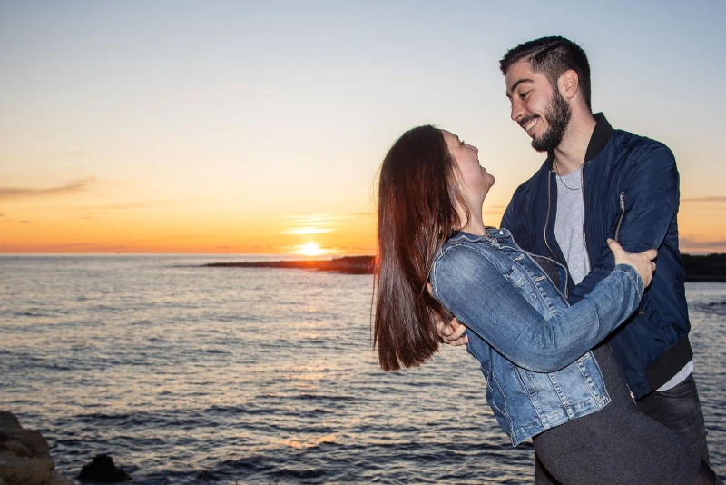 Photographe S&eacute;ance photo couple en bord de mer &agrave; Martigues