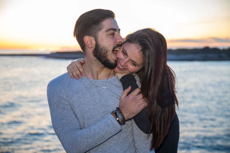 Photographe S&eacute;ance photo couple en bord de mer &agrave; Martigues