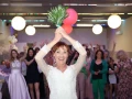 img  reportage photographe mariage soiree dansante salle cottage saint victoret lancer bouquet