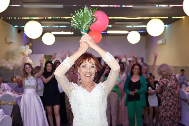 img  reportage photographe mariage soiree dansante salle cottage saint victoret lancer bouquet