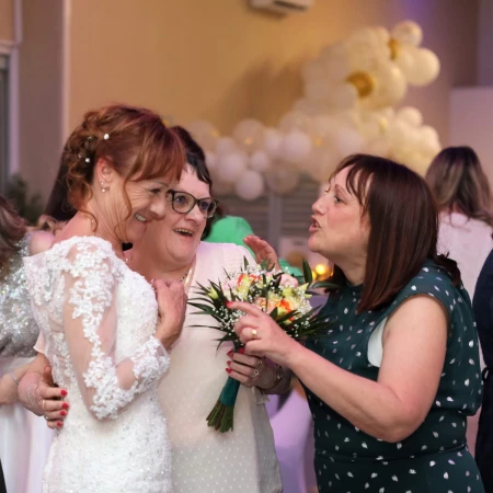 img reportage photographe mariage soiree dansante salle cottage saint victoret lancer bouquet