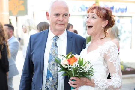 img reportage photographe mariage sortie mairie marignane