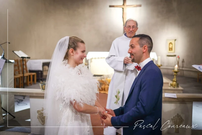 Photographe de mariage - les mari&eacute;s &agrave; l'&eacute;glise &agrave; Gardanne