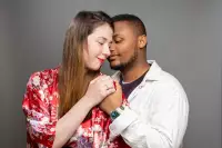Photographe shooting portrait couple en studio photo entre Aix en Provence et Marseille