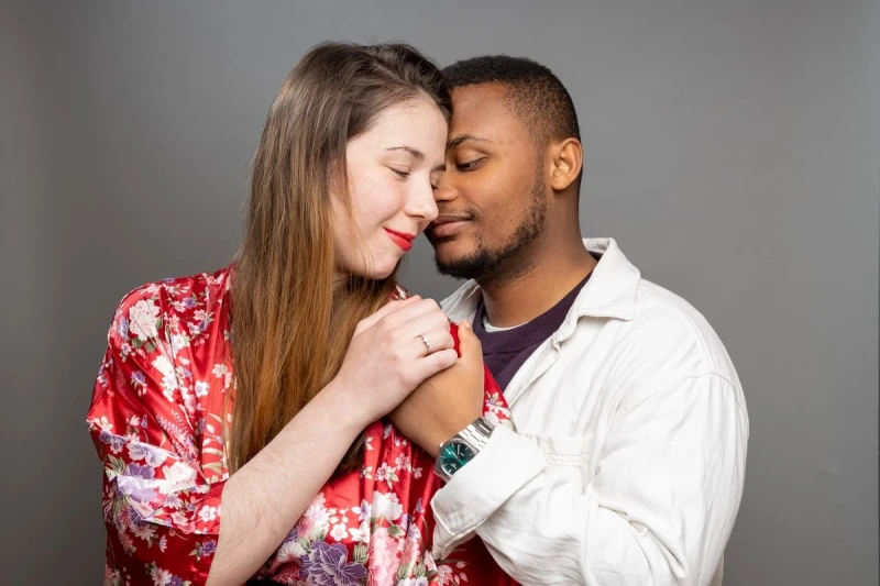 Photographe shooting portrait couple en studio photo entre Aix en Provence et Marseille