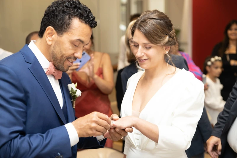 Photographe de mariage - s&eacute;ance photos dans la mairie de Marseille