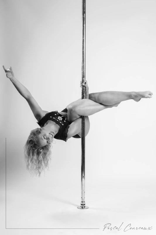 Photographe Shooting Pole Dance dans votre &eacute;cole de poledance en Provence