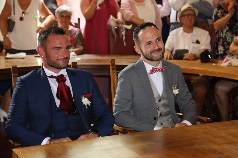 Reportage Photos de mariage : les mari&eacute;s dans la mairie
