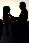 Reportage Photos de mariage : photos de couple mari&eacute;s au coucher du soleil