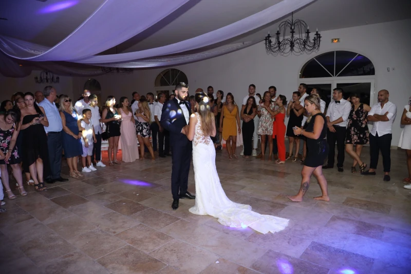 Photographe de mariage - danse des mari&eacute;s au mas des aur&eacute;liens