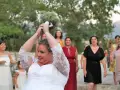 Reportage Photos de mariage : Lancer du bouquet de la mari&eacute;e