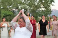 Reportage Photos de mariage : Lancer du bouquet de la mari&eacute;e