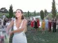 Reportage Photos de mariage : Lancer du bouquet de la mari&eacute;e