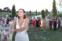 Reportage Photos de mariage : Lancer du bouquet de la mari&eacute;e