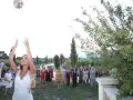 Reportage Photos de mariage : Lancer du bouquet de la mari&eacute;e