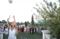 Reportage Photos de mariage : Lancer du bouquet de la mari&eacute;e