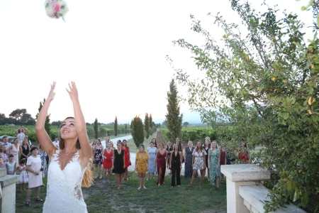 Reportage Photos de mariage : Lancer du bouquet de la mariée