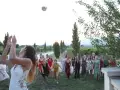Reportage Photos de mariage : Lancer du bouquet de la mari&eacute;e